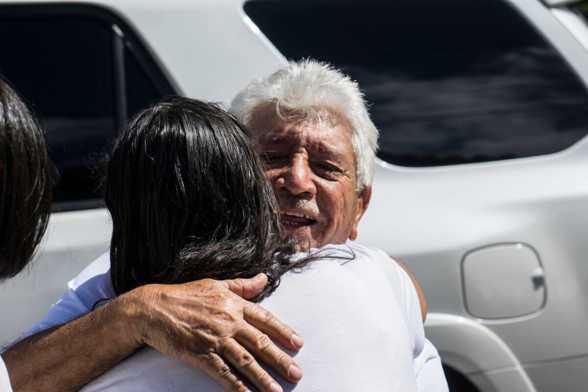 AME4283. ZAMORA (VENEZUELA), 11/01/2026.- El padre del ex militar Juan Carlos Caguaripano, Juan Carlos Caguaripano (d), reacciona luego de visitar a su hijo y preso político recluido en el centro penitenciario Rodeo I este domingo, en Zamora estado de Miranda (Venezuela). Familiares de presos políticos en Venezuela pasan la tercera noche en espera de excarcelaciones, luego de que el jueves las autoridades anunciaran la liberación de un "número importante" de estos detenidos, un proceso que organizaciones no gubernamentales y la oposición mayoritaria denuncian que avanza a cuentagotas. EFE/ Boris Vergara