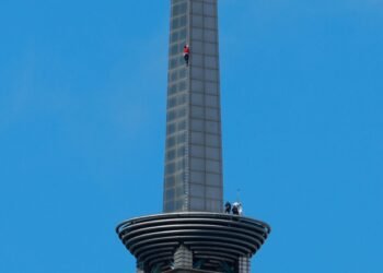 En imágenes: Alex Honnold hizo historia al escalar el Taipei 101 sin cuerdas ni arnés