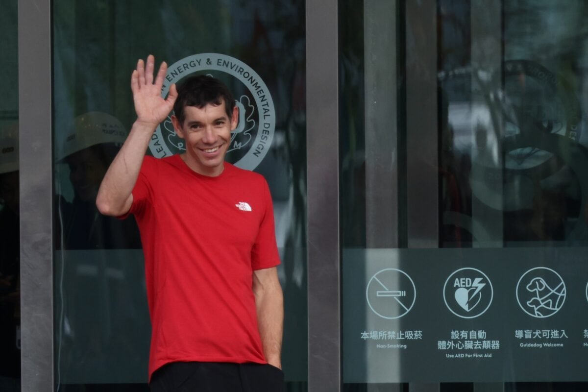 En imágenes: el estadounidense Alex Honnold hizo historia al escalar el Taipei 101 sin cuerdas ni arnés
