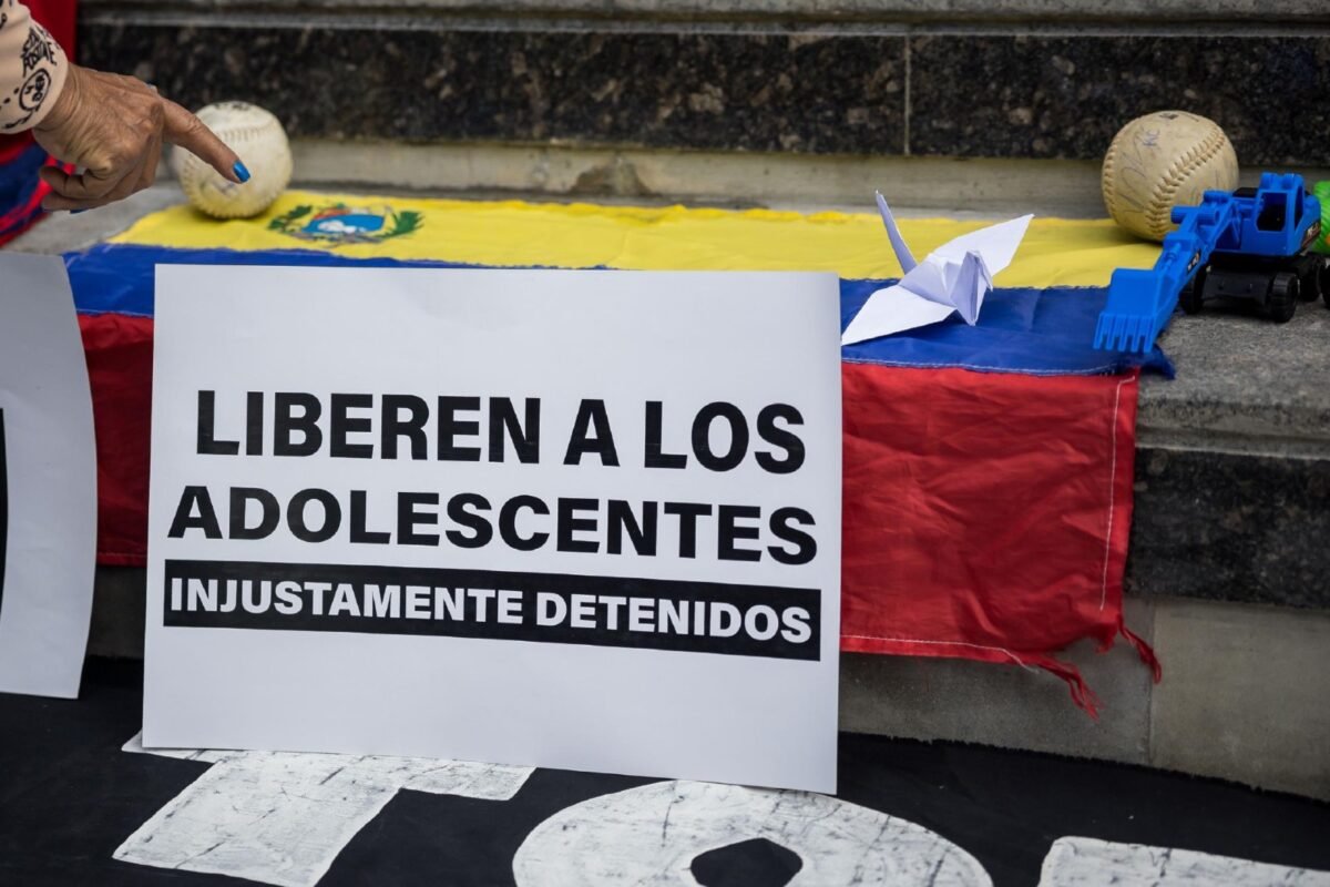 Ignorados por la justicia: cuatro adolescentes permanecen detenidos por razones políticas en Venezuela