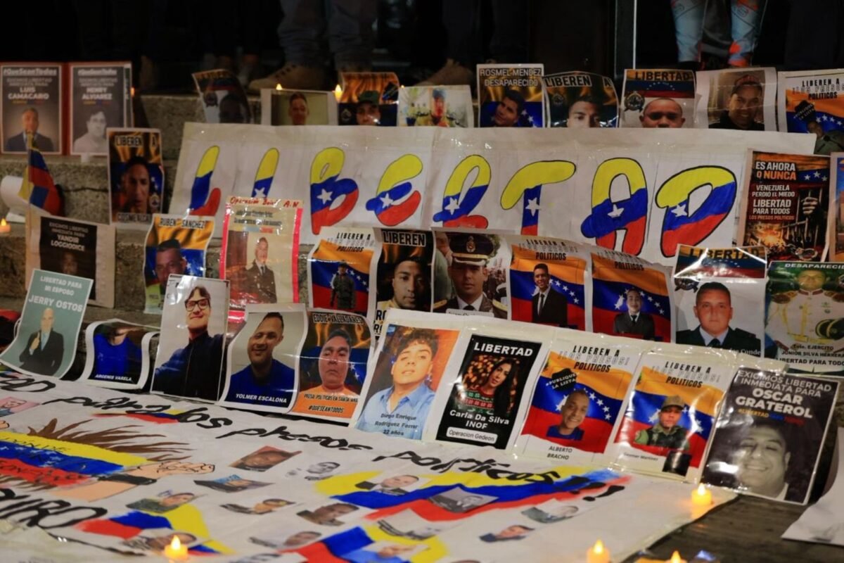 Familiares de presos políticos escribieron en el suelo los nombres de los detenidos durante la vigilia