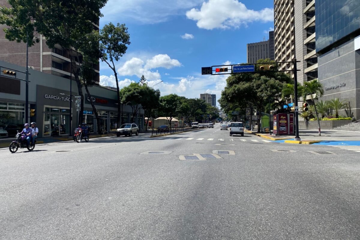 Calles desoladas y largas colas para alimentos y gasolina marcaron el domingo en Caracas