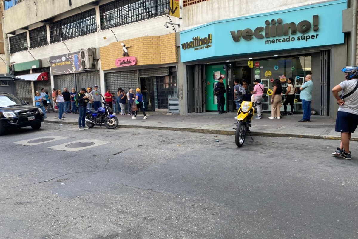 Calles desoladas y largas colas para alimentos y gasolina marcaron el domingo en Caracas