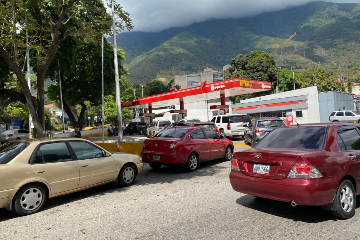 Calles desoladas y largas colas para alimentos y gasolina marcaron el domingo en Caracas