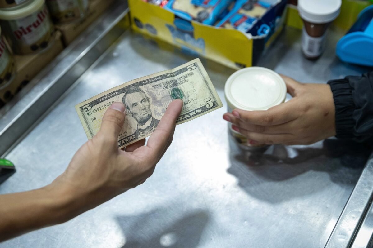 Provea considera una "burla" el salario mínimo en Venezuela de un dólar por mes OVF: el tipo de cambio podría llegar a los 100 bolívares por dólar para finales de 2025