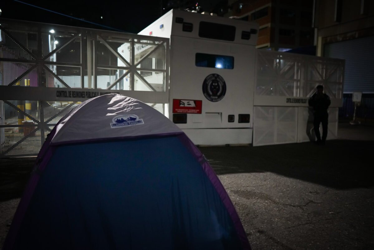 Un campamento de historias y sueños resiste frente a la Zona 7 de la PNB