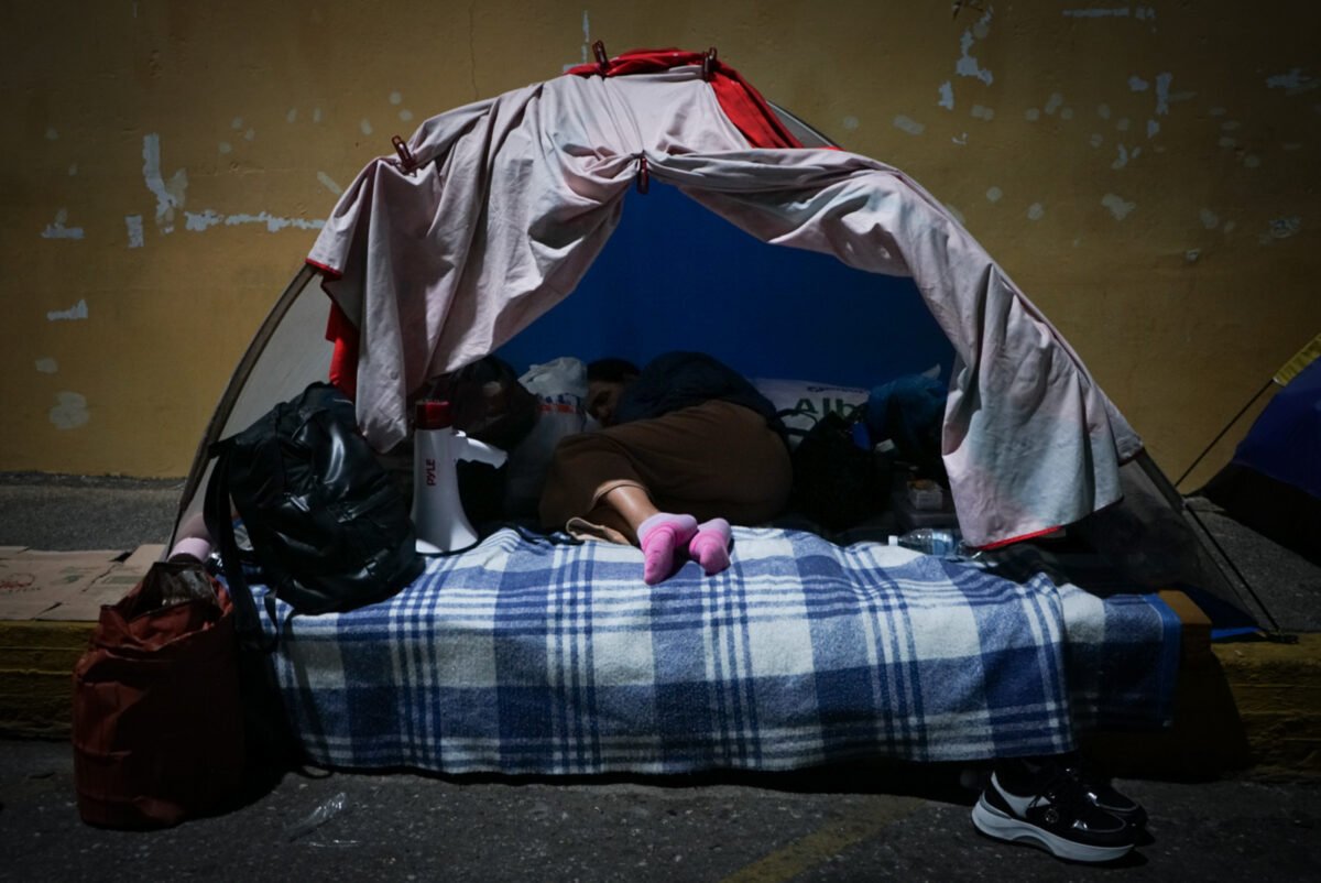 Un campamento de historias y sueños resiste frente a la Zona 7 de la PNB