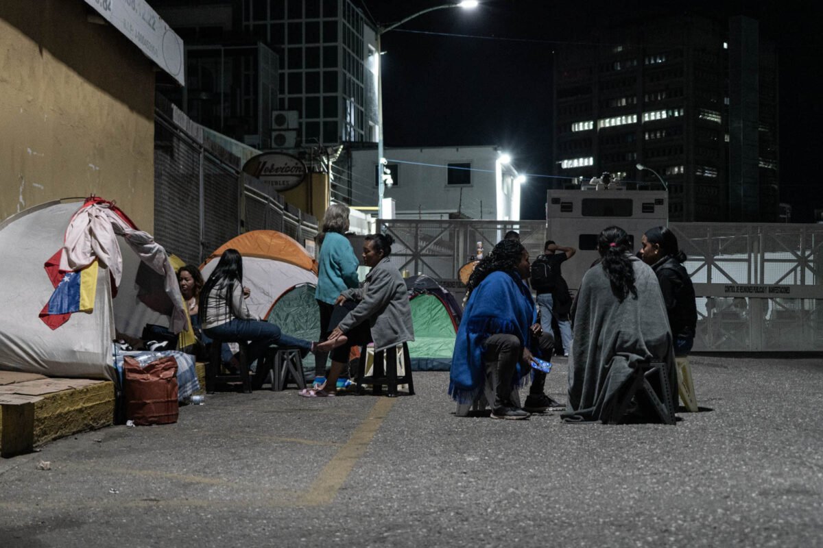 Un campamento de historias y sueños resiste frente a la Zona 7 de la PNB