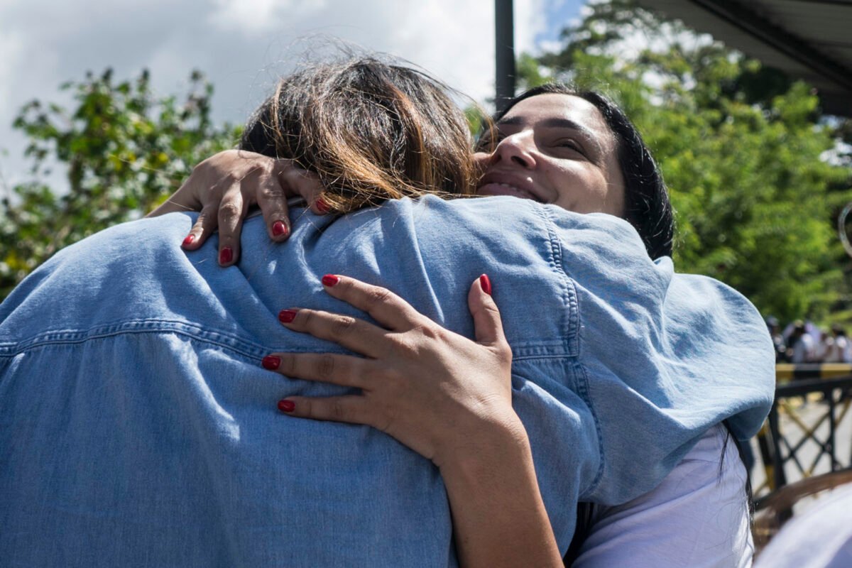 AME4279. ZAMORA (VENEZUELA), 11/01/2026.- Aurora Silva de Superlano (d), reacciona luego de visitar a su esposo, Freddy Superlano, ex Diputado de la Asamblea Nacional y preso político recluido en el centro penitenciario Rodeo I este domingo, en Zamora estado de Miranda (Venezuela). Familiares de presos políticos en Venezuela pasan la tercera noche en espera de excarcelaciones, luego de que el jueves las autoridades anunciaran la liberación de un "número importante" de estos detenidos, un proceso que organizaciones no gubernamentales y la oposición mayoritaria denuncian que avanza a cuentagotas. EFE/ Boris Vergara