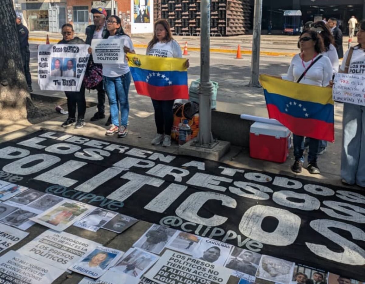 Familiares de los presos políticos se concentran frente a la sede principal del Ministerio Público en Caracas