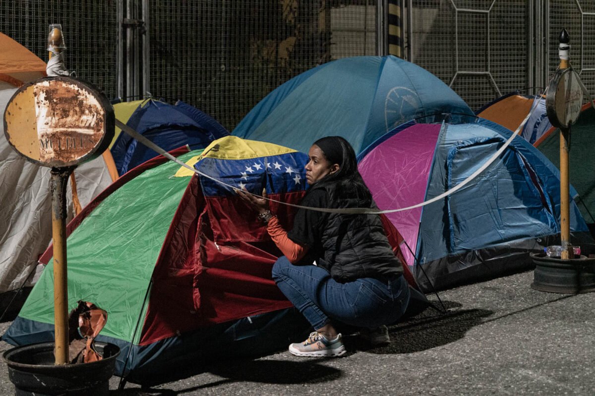 Un campamento de historias y sueños resiste frente a la Zona 7 de la PNB
