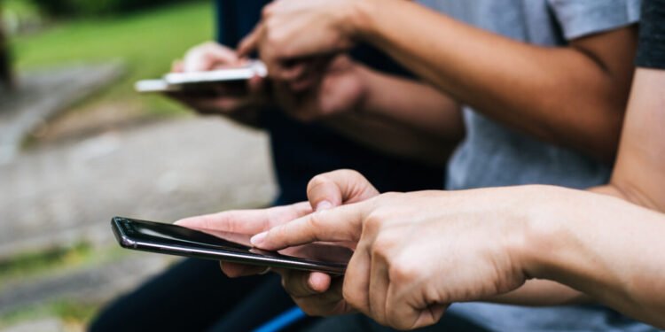 Los países que han prohibido o buscan limitar el uso de las redes sociales a adolescentes