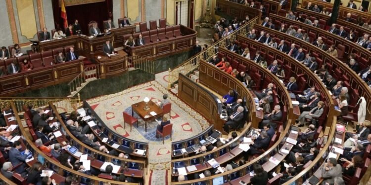 Preguntas, trámites e incertidumbre entre los migrantes que buscan regularizarse en España