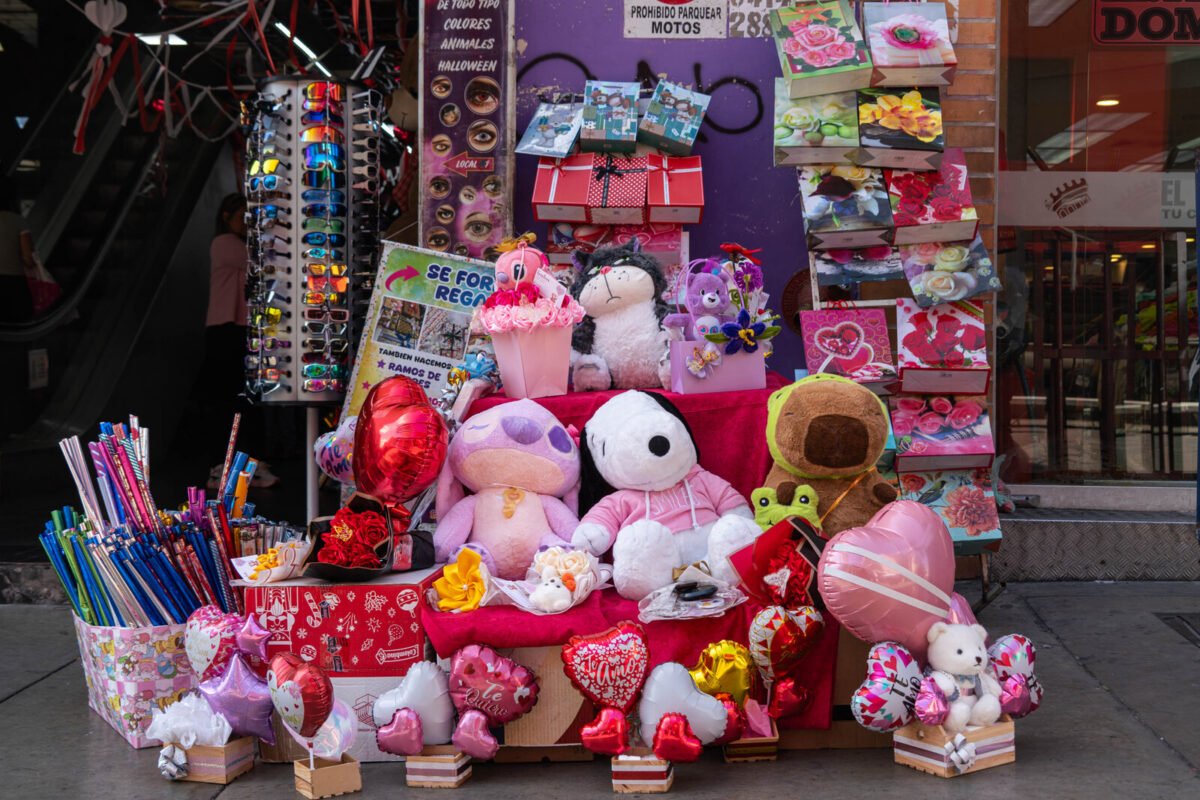San Valentín en Caracas: vendedores ambulantes, objetos y esquinas donde florece la venta de regalos