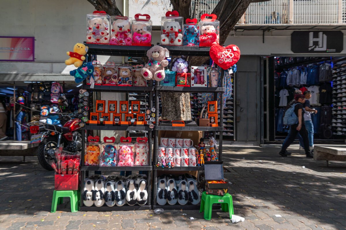 San Valentín en Caracas: vendedores ambulantes, objetos y esquinas donde florece la venta de regalos