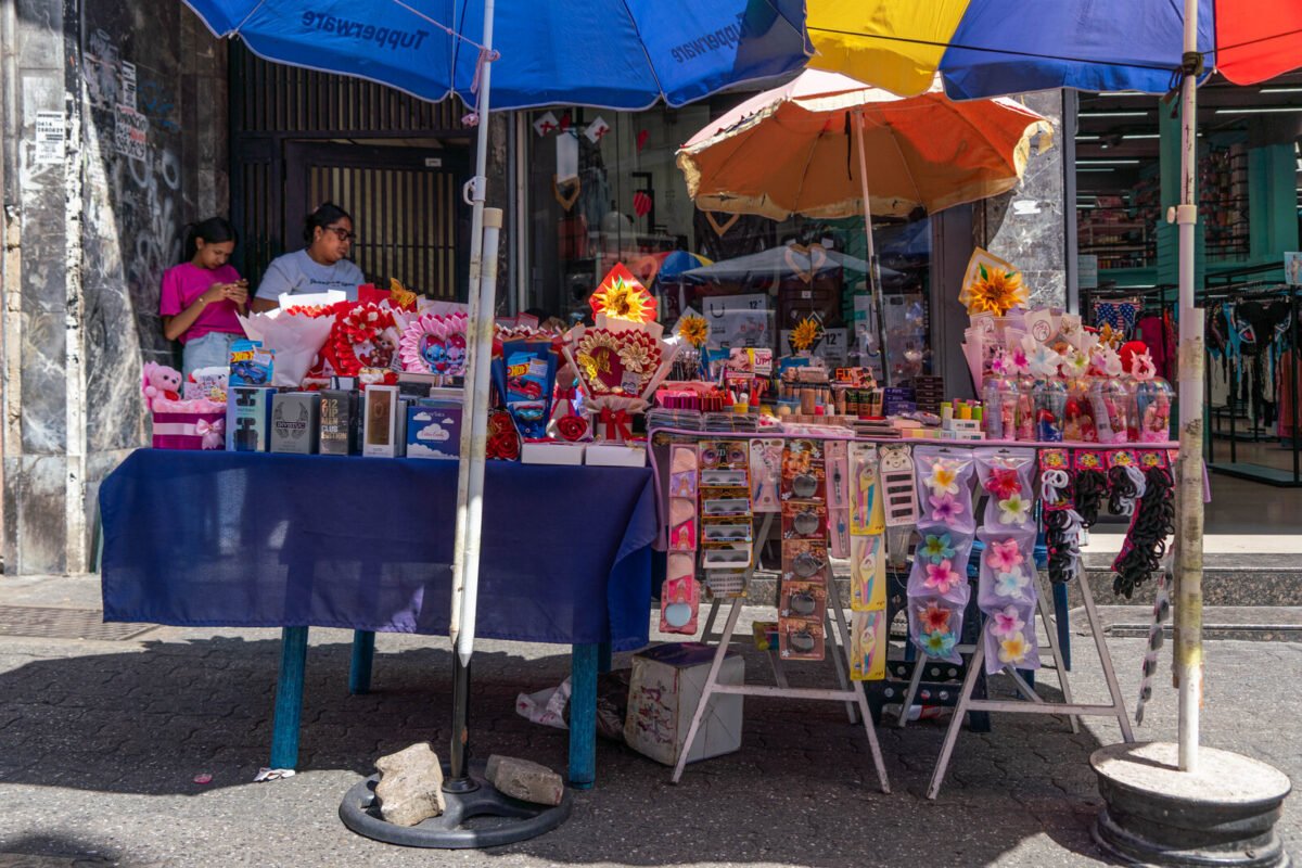 San Valentín en Caracas: vendedores ambulantes, objetos y esquinas donde florece la venta de regalos