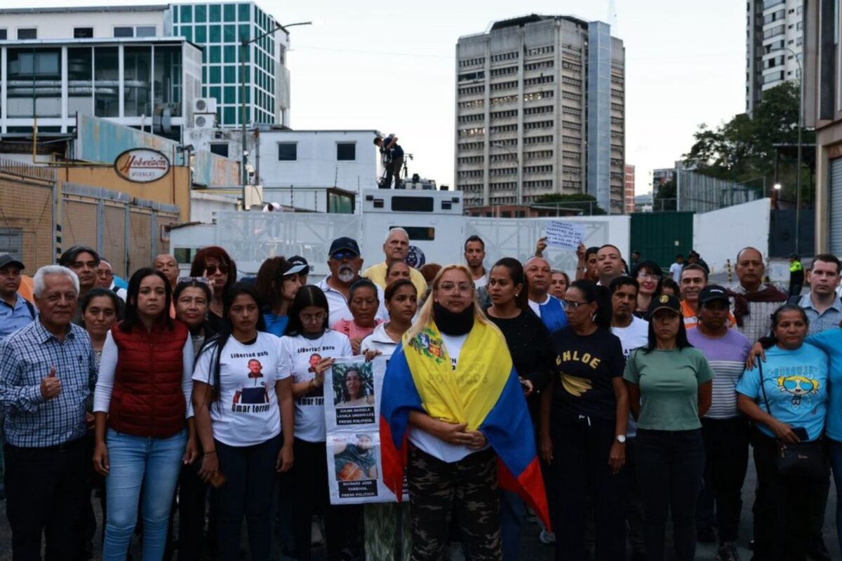 Familiares de presos políticos en Zona 7 se mantienen en vigilia pese a denuncias de instalación de cámaras