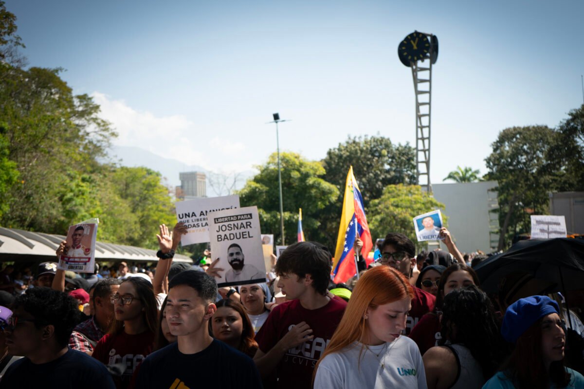 En Caracas los estudiantes impulsaron un canto infinito de paz por el Día de la Juventud