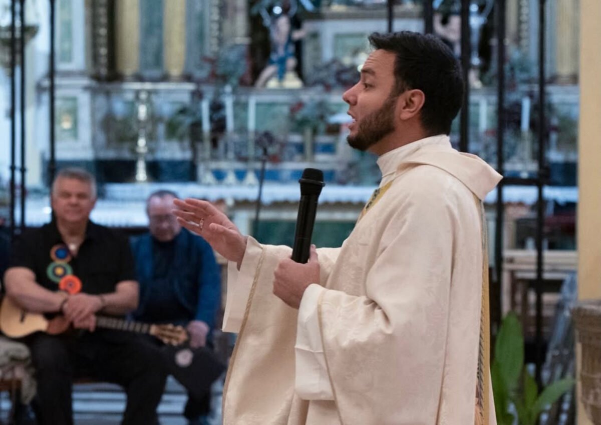 Jesús Medina, un sacerdote venezolano que lleva el Evangelio a las redes sociales