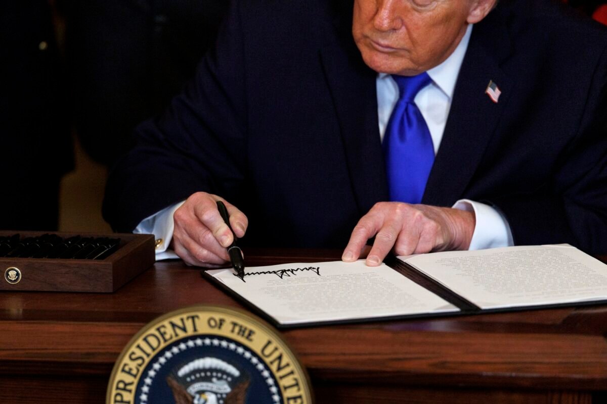 TeExplicamos | ¿Cuáles son las implicaciones de la entrada en vigor del arancel global impuesto por Trump?