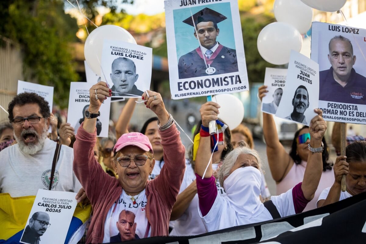 En imágenes: Familiares de presos políticos realizaron una vigilia para exigir su libertad frente a El Helicoide