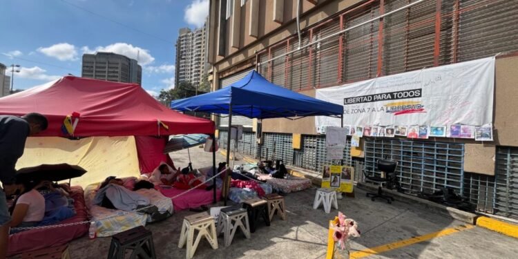 Familiares de presos políticos cumplen cuatro días de huelga de hambre frente a Zona 7