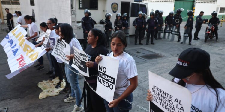 Familiares en Zona 7 exigieron a Jorge Rodríguez cumplir con la liberación de los presos políticos 