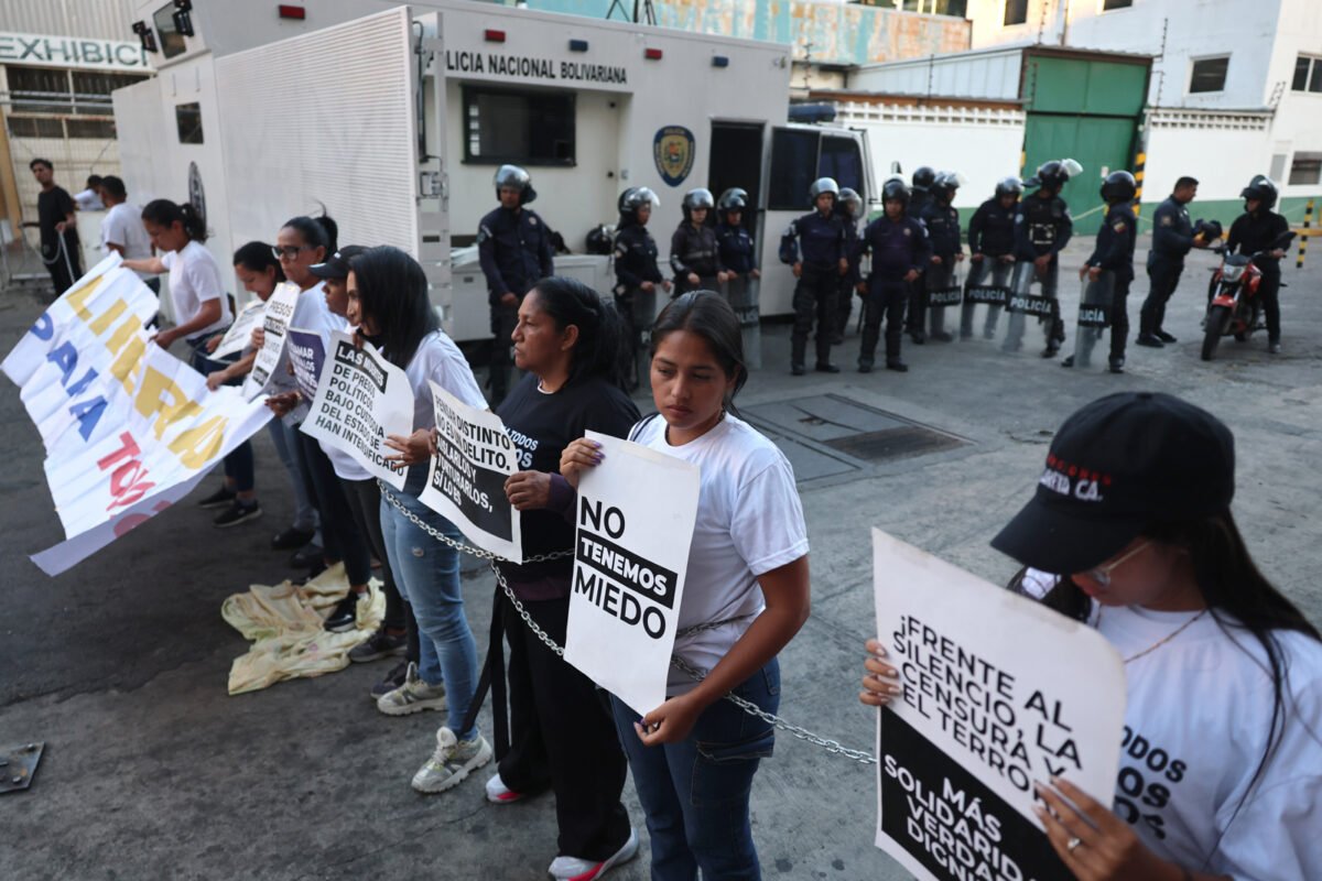 Familiares en Zona 7 exigieron a Jorge Rodríguez cumplir con la liberación de los presos políticos