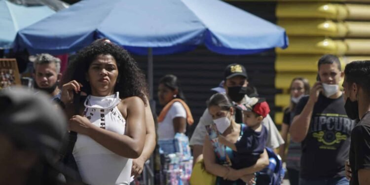 Venezolanos estiman que necesitan hasta 800 dólares mensuales para vivir dignamente en el país