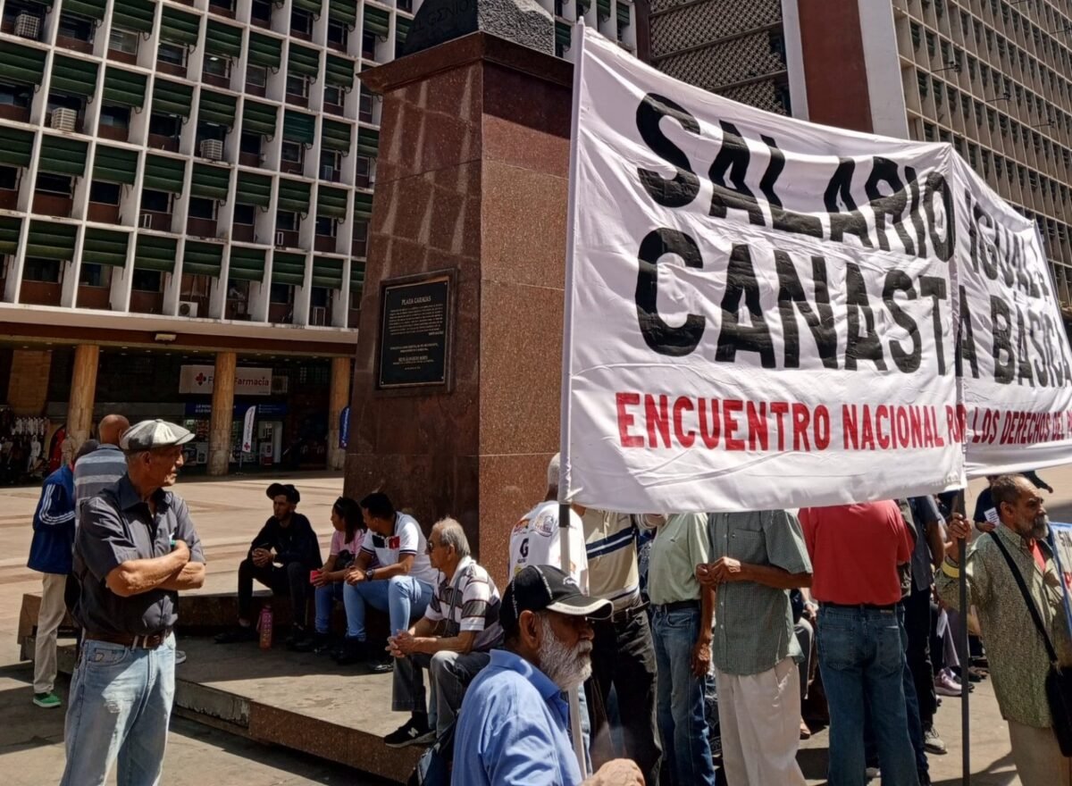 Trabajadores y pensionados protestaron frente al Ministerio del Trabajo para exigir reivindicaciones salariales 