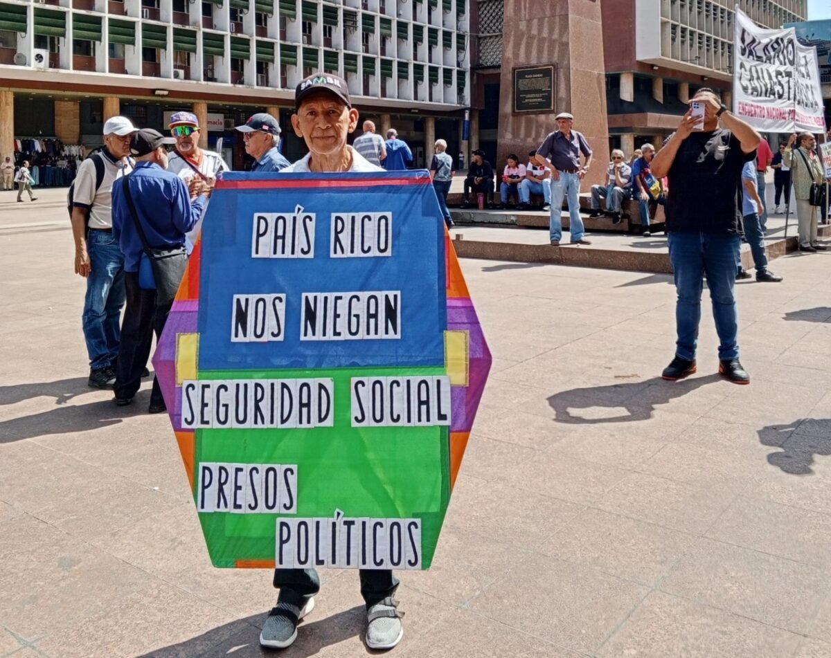 Trabajadores y pensionados protestaron frente al Ministerio del Trabajo para exigir reivindicaciones salariales 