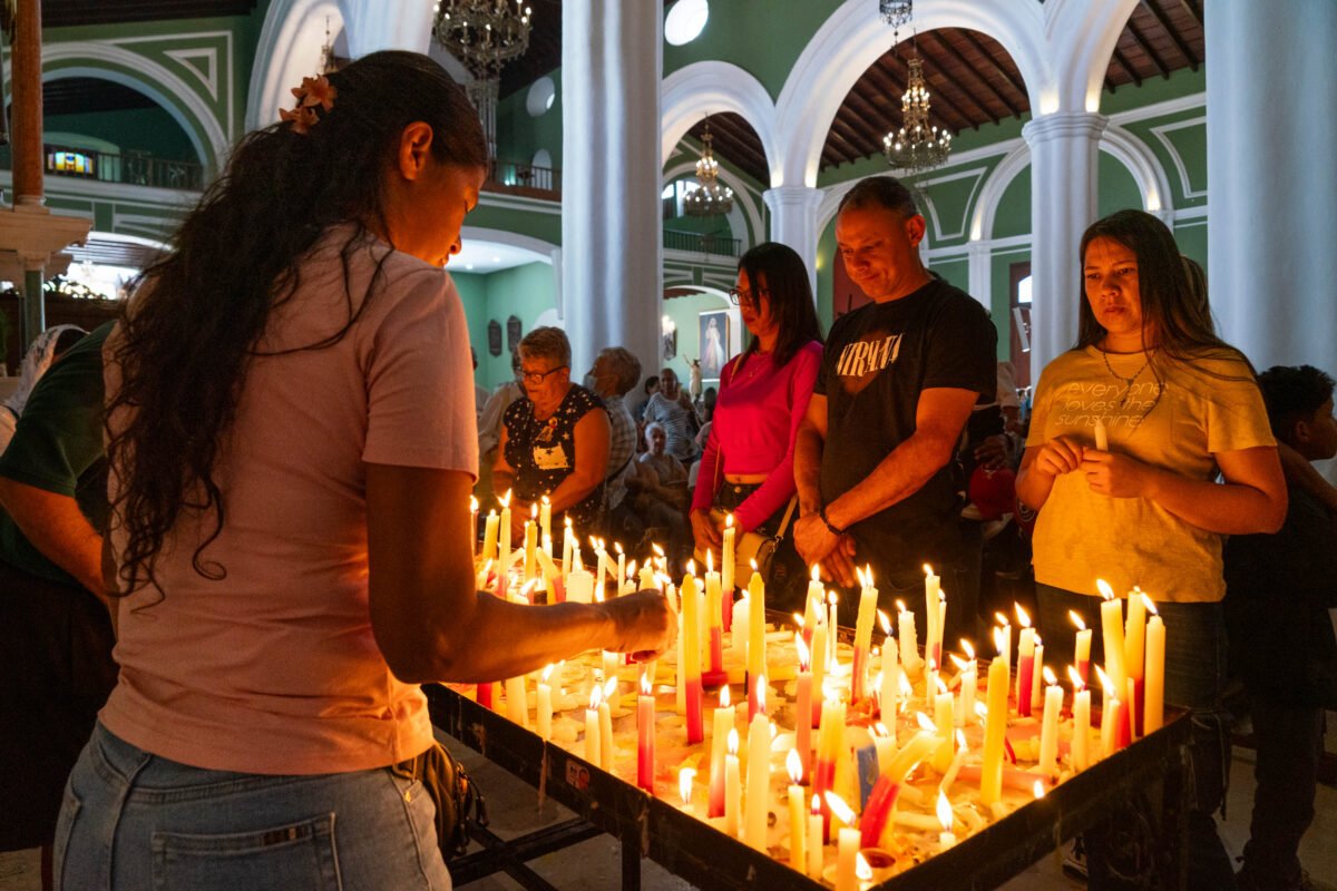 Entre velas y cantos: devotos caraqueños pidieron a la Virgen de la Candelaria por la paz de Venezuela