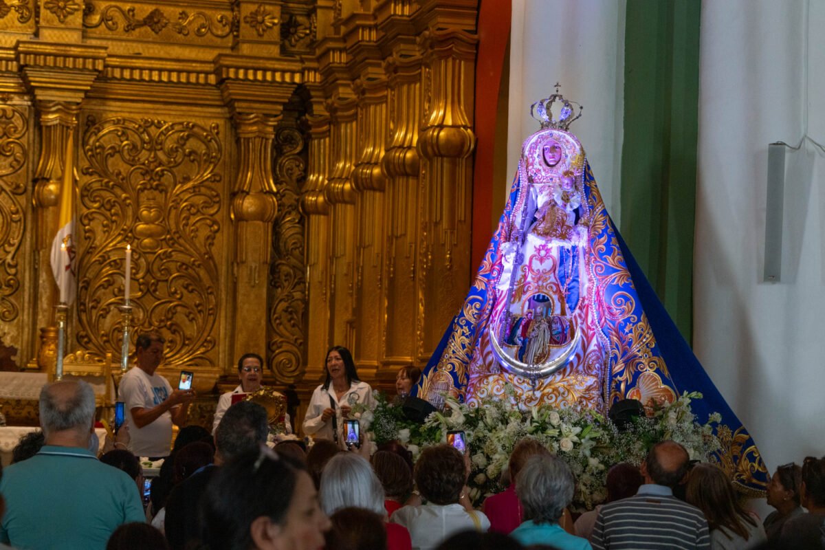 Entre velas y cantos: devotos caraqueños pidieron a la Virgen de la Candelaria por la paz de Venezuela