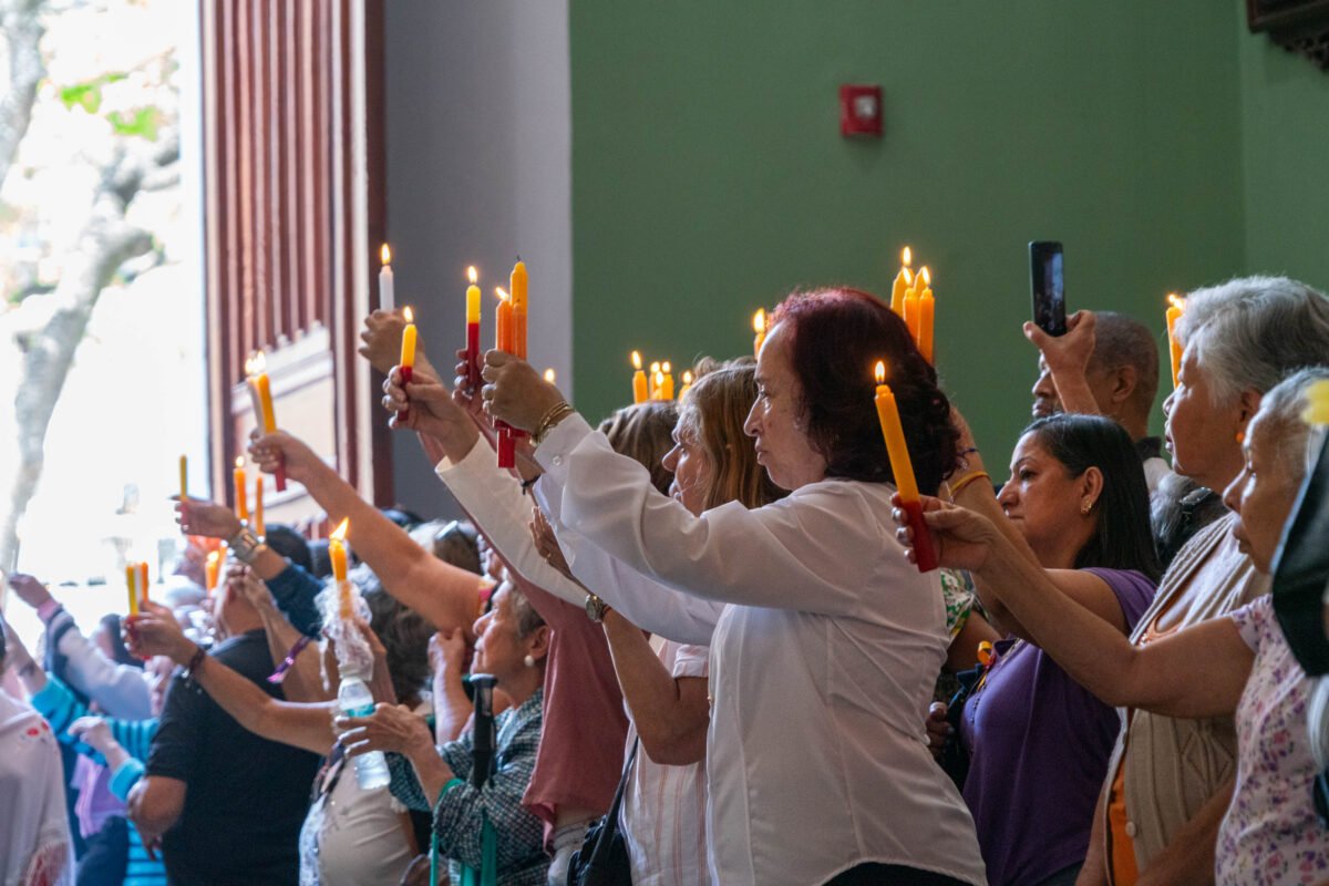 Entre velas y cantos: devotos caraqueños pidieron a la Virgen de la Candelaria por la paz de Venezuela