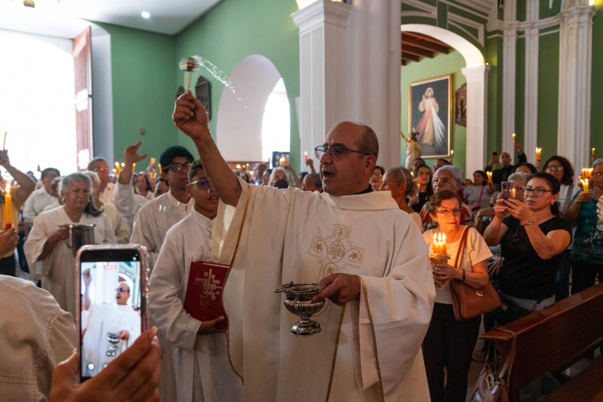 Entre velas y cantos: devotos caraqueños pidieron a la Virgen de la Candelaria por la paz de Venezuela