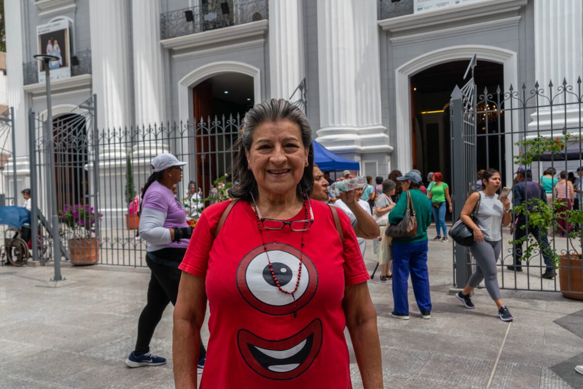 Entre velas y cantos: devotos caraqueños pidieron a la Virgen de la Candelaria por la paz de Venezuela