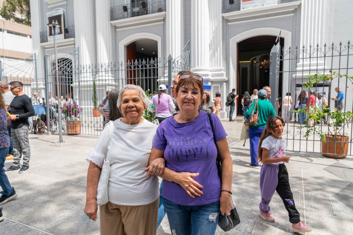 Entre velas y cantos: devotos caraqueños pidieron a la Virgen de la Candelaria por la paz de Venezuela