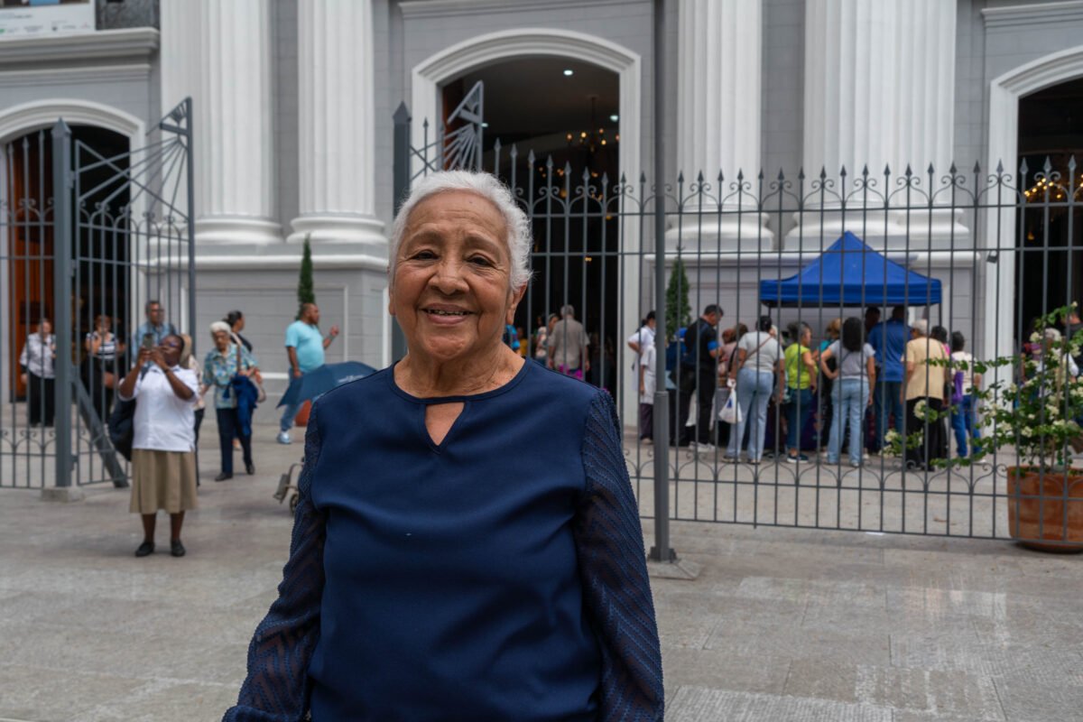 Entre velas y cantos: devotos caraqueños pidieron a la Virgen de la Candelaria por la paz de Venezuela