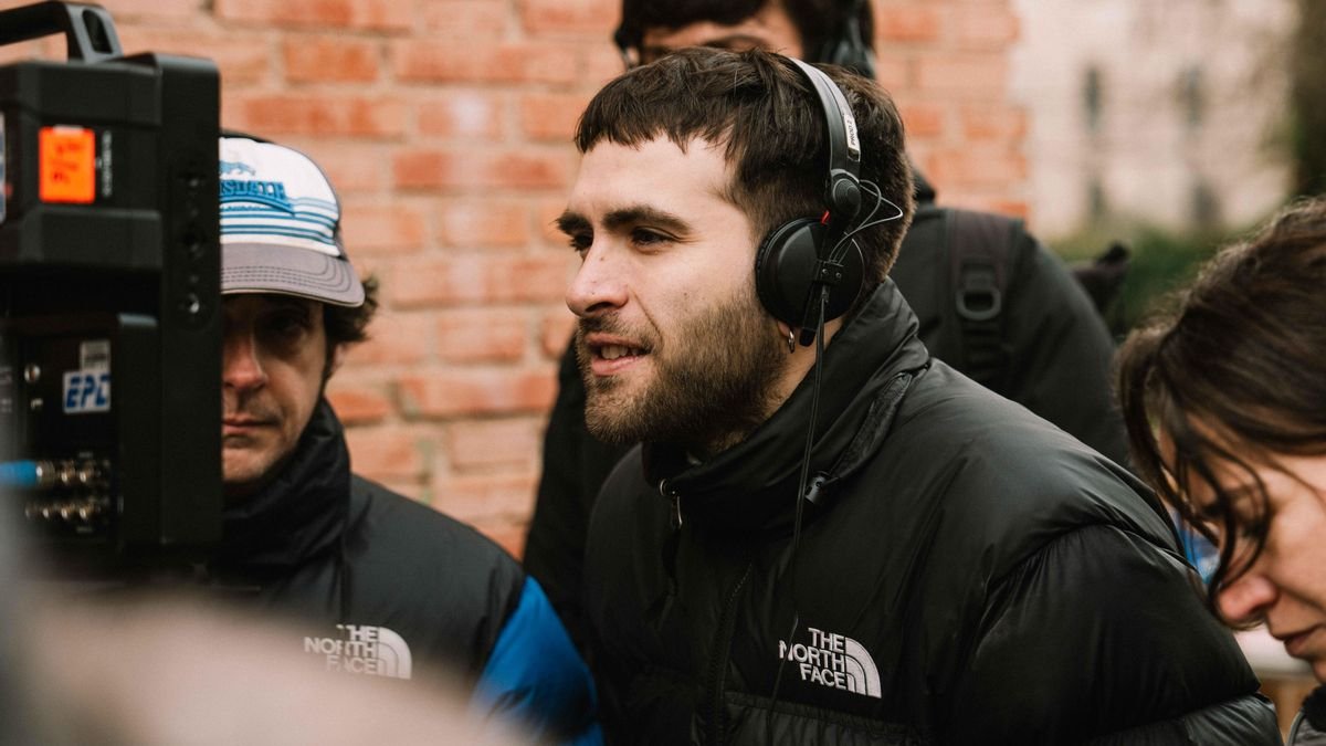 Ricardo Gómez dirige una escena de 'Una familia'