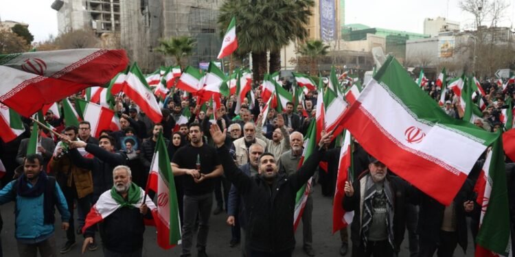 El ayatola Alireza Arafi asume como el tercer miembro del consejo interino de Irán