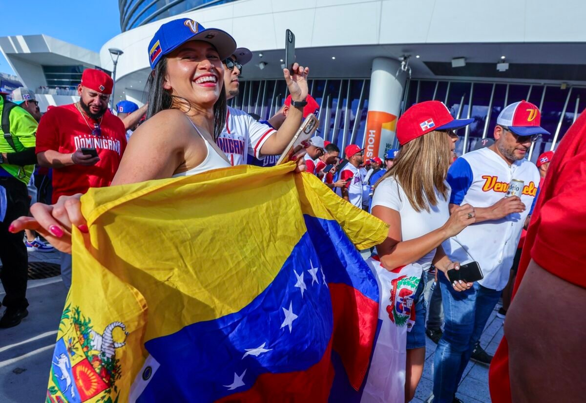 En imágenes: así se vive la previa del República Dominicana vs. Venezuela en el loanDepot Park de Miami