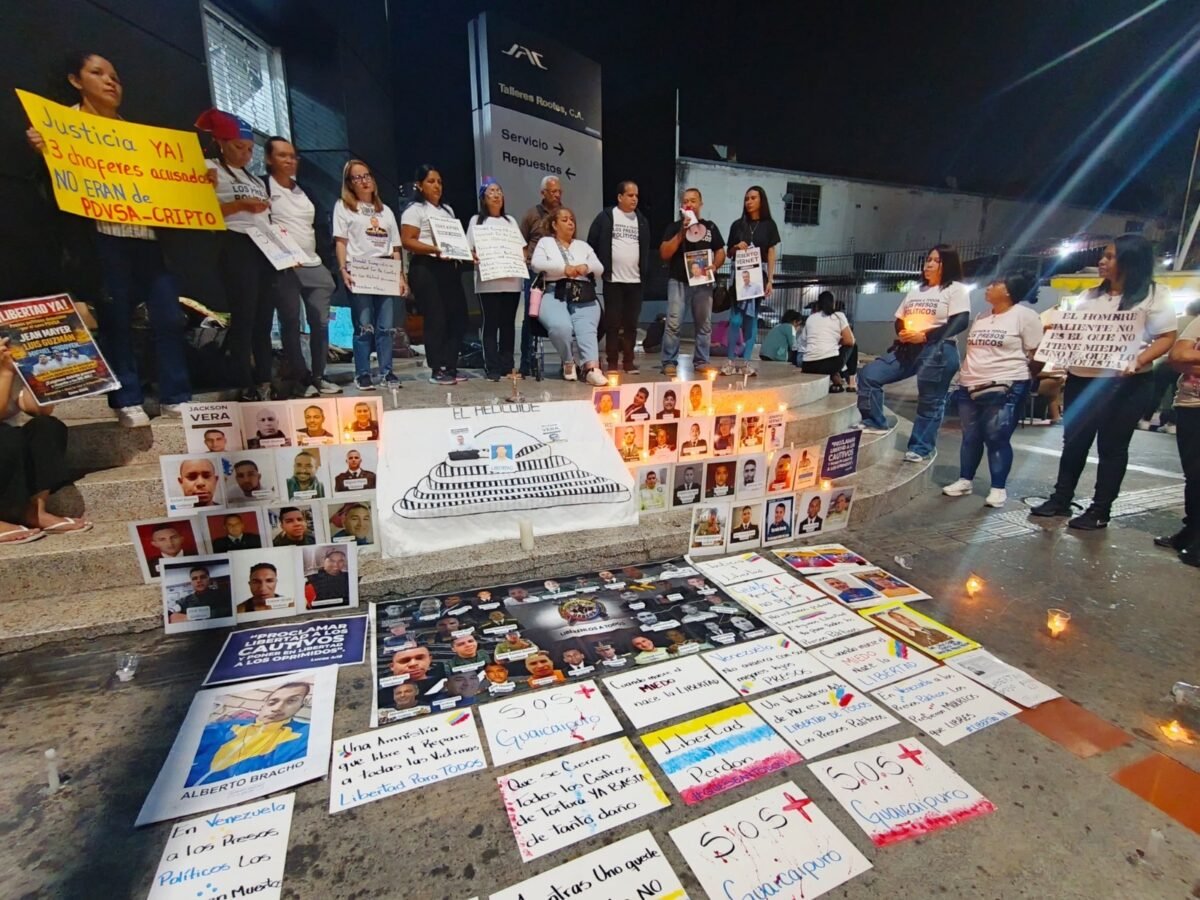 En imágenes: así transcurrió la vigilia de familiares de presos políticos en El Rodeo I, El Helicoide y Zona 7