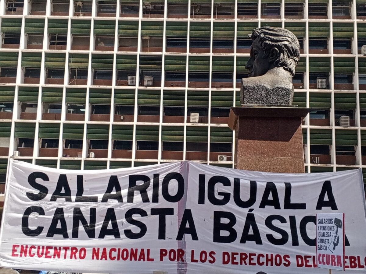 Trabajadores y pensionados protestaron frente al Ministerio del Trabajo para exigir reivindicaciones salariales 