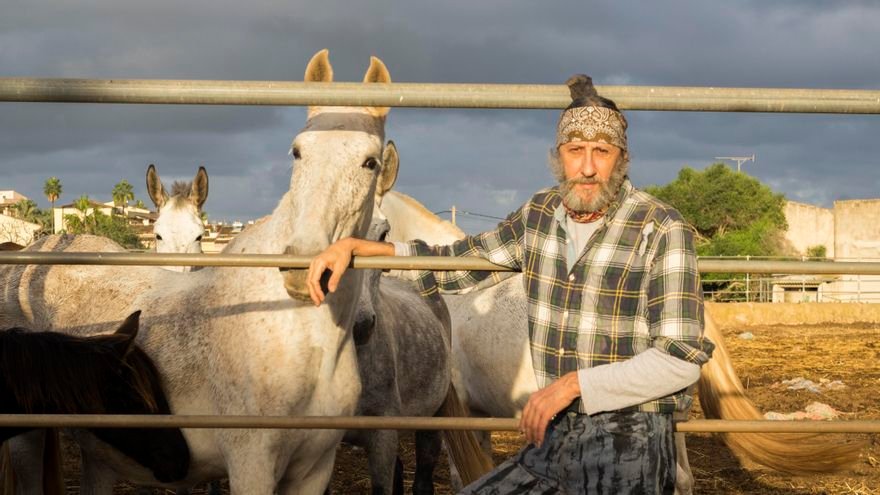 Miguel Adrover junto a un caballo