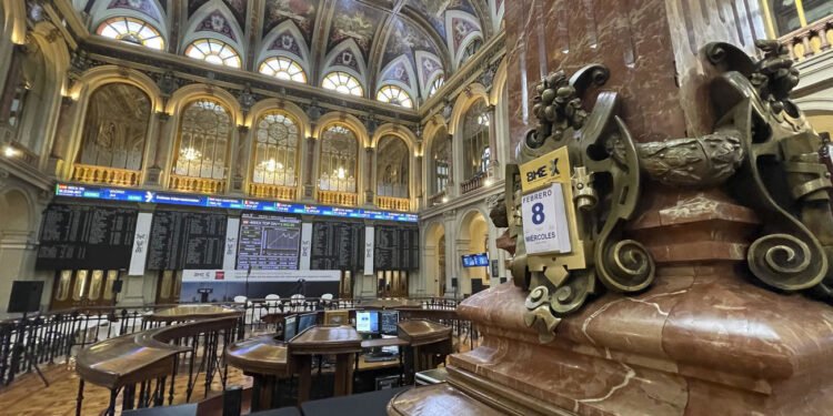 El Ibex recorta las pérdidas al 1% y retiene los 18.000 puntos con Wall Street al alza