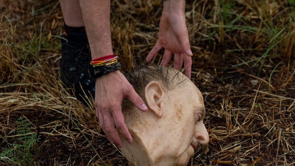 Una réplica hiperrealista de la cabeza del dictador Francisco Franco, cual pelota de fútbol, rueda entre trincheras reales de la Guerra Civil en Moià (Barcelona), gracias a la performance 'La Copa del Generalísimo', promovida por el artista Eugenio Merino