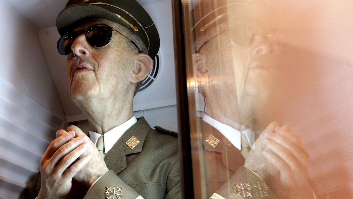 Reproducción del dictador Francisco Franco introducida en un frigorífico para refrescos obra del artista Eugenio Merino, que se expuso en la feria de arte contemporáneo Arco 2012