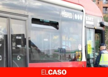 Arrestan nueve años después al hombre que empujó a una desconocida contra un autobús en marcha