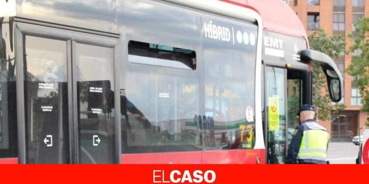 Arrestan nueve años después al hombre que empujó a una desconocida contra un autobús en marcha