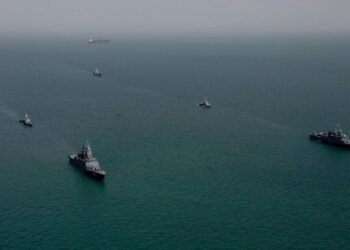 Autoridad marítima iraní confirma cierre total del estrecho de Ormuz